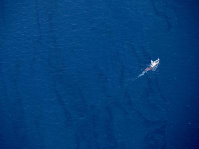 Schlieren auf der Oberfläche: Ölteppich im Ostchinesischen Meer, der von dem versunkenen iranischen Öltanker «Sanchi» stammt. Foto: Liu Shiping Ölteppiche