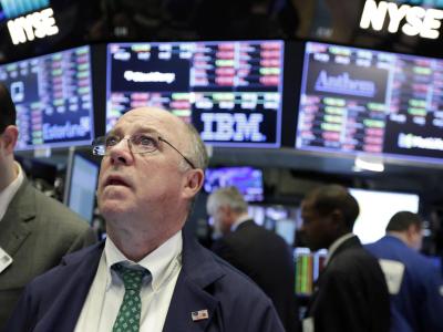 Händler Frederick Reimer schaut gespannt auf die fallenden Kurse im Dow Jones. Foto: Richard Drew Wall Street