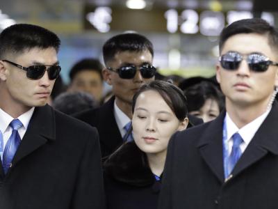 Begleitet von Personenschützern kommt Kim Yo Jong, die jüngere Schwester von Nordkoreas Machthaber, auf dem Jinbu-Bahnhof von Pyeongchang an. Foto: Lee Jin-Man/AP Kim Yo Jong