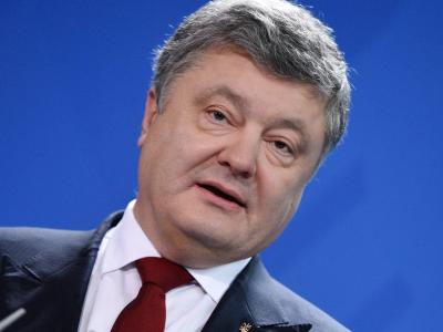 Der ukrainische Präsident Poroschenko hat den schwarz-roten Koalitionsvertrag studiert. Foto: Rainer Jensen Poroschenko