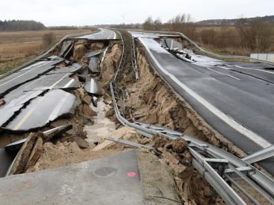 Die Autobahn A20 in Mecklenburg-Vorpommern ist nun auf beiden Seiten abgesackt. Foto: Bernd Wüstneck Ostseeautobahn