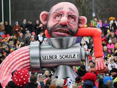 Ganz aktuell nehmen die Narren Martin Schulz aufs Korn. Foto: Ina Fassbender Rosenmontag am Rhein - Düsseldorf