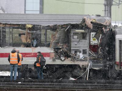 Bei einem Waggon der 1. Klasse wurde die gesamte Fensterfront weggerissen. Foto: Erwin Scheriau Unglückswaggon