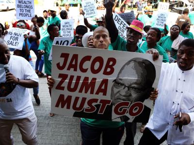 Demonstranten protestieren gegen den südafrikanischen Präsidenten Zuma in Pretoria. Zuma wird unter anderem im Zusammenhang mit einer Luxussanierung seiner Privatvilla persönliche Bereicherung vorgeworfen. Foto: Uncredited/AP Demonstration gegen Zuma