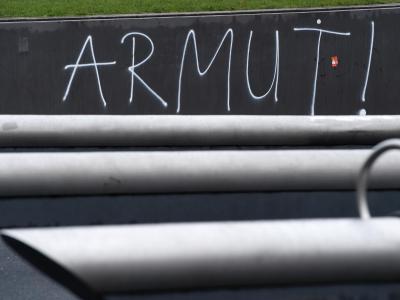 «Armut!» steht am Potsdamer Platz in Berlin an einer Wand. Jeder dritte Alleinstehende ist von Armut bedroht. Foto: Jens Kalaene Armut