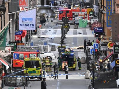 Einsatzfahrzeuge der Polizei, Feuerwehr und Krankenwagen in einer Einkaufstraße in Stockholm. Ein Lkw hatte in der Straße Passanten überfahren. Der mutmaßliche Täter steht nun vor Gericht. Foto: Fredrik Sandberg/TT NEWS AGENCY/AP Terroranschlag in Stockholm