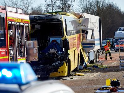 Unfallstelle auf der A3 bei Limburg. Nach ersten Erkenntnissen hat ein LKW einen Reisebus auf einen weiteren LKW geschoben. Foto: Thomas Frey Busunfall bei Limburg