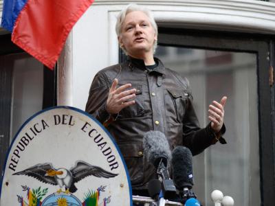 Wikileaks-Gründer Julian Assange während einer Rede auf dem Balkon der Botschaft von Ecuador. Foto: Constantin Ecker/Archiv Julian Assange