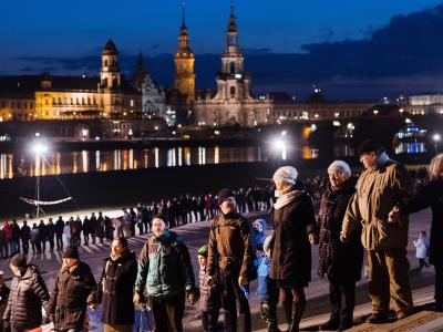 Tausende Dresdner gedenken mit einer Menschenkette der Zerstörung der Stadt im Zweiten Weltkrieg. Foto: Monika Skolimowska 73. Jahrestag der Zerstörung Dresdens