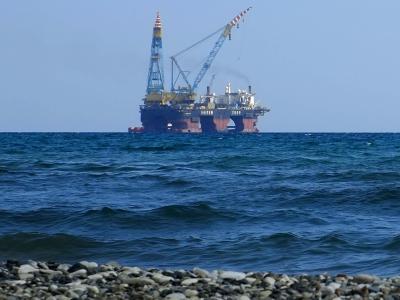 Türkische Kriegsschiffe hatten ein Bohrschiff tagelang daran gehindert, das Erkundungsgebiet für Erdgas südöstlich der zypriotischen Hafenstadt Larnaka zu erreichen. Foto: Petros Karadjias/AP/Archiv Vor Larnaka