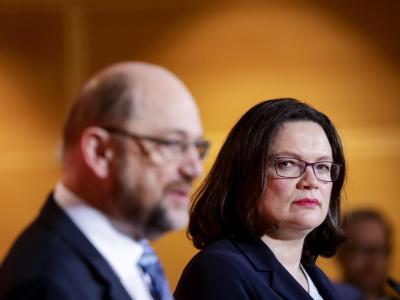 Martin Schulz und Andrea Nahles geben den gelnaten Wechsel an der Parteispitze der SPD bekannt. Foto: Kay Nietfeld Nahles und Schulz