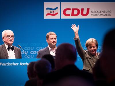 Bundeskanzlerin Angela Merkel mit Vincent Kokert Werner Kuhn beim politischen Aschermittwoch in Demmin, Mecklenburg-Vorpommern. Foto: Christian Charisius Politischer Aschermittwoch