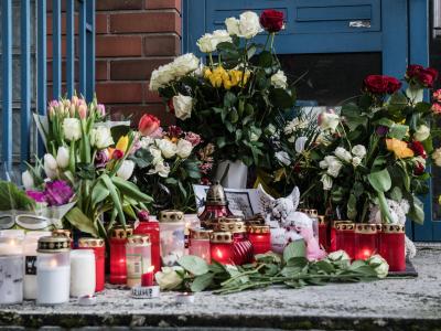 Blumen und Kerzen stehen vor dem Haus in Alt-Hohenschönhausen, in dem das Opfer wohnte. Foto: Paul Zinken Gedenken an getötetes Mädchen