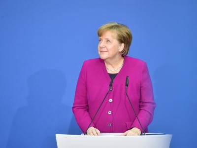 Bundeskanzlerin Angela Merkel vor der Unterzeichnung des Koalitionsvertrags im Paul-Löbe-Haus. Foto: Bernd Von Jutrczenka Unterzeichnung Koalitionsvertrag