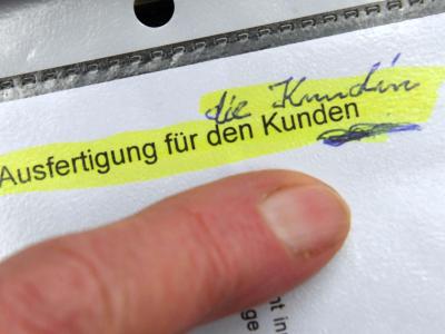 Die Klägerin sah in Formulierungen wie «Kunde» oder «Kontoinhaber» einen Verstoß gegen den im Grundgesetz garantierten Gleichheitsgrundsatz. Foto: Uli Deck Klage einer Sparkassenkundin