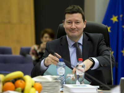 Der neue Generalsekretär der Kommission, Martin Selmayr, in Brüssel. Kritiker äußern den Verdacht, EU-Kommissionspräsident Jean-Claude Juncker habe seinem bisherigen Kabinettschef Selmayr den Posten zuschanzen wollen. Foto: Virginia Mayo/AP Martin Selmayr
