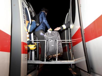 Die Passagiere stiegen in einen zweiten Zug um. Foto: Alexander Keutz Umsteigen