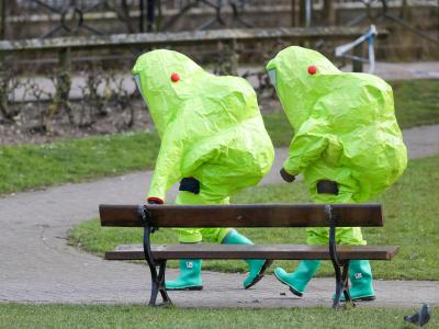 Einsatzkräfte in Schutzanzügen an der Bank, auf der der frühere Doppelagent Sergei Skripal und seine Tochter mit Vergiftungserscheinungen aufgefunden wurden. Foto: Andrew Matthews/PA Wire Russischer Ex-Spion vergiftet
