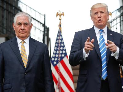 US-Präsident Donald Trump neben seinem bisherigen Außenminister Rex Tillerson. Tillerson hatte mehrfach Positionen vertreten, die sich von denen Trumps unterschieden, etwa was den Konflikt mit Nordkorea angeht. Foto: Pablo Martinez Monsivais/AP Rex Tillerson und Donald Trump