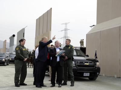 Donald Trump besichtigt im kalifornischen San Diego Prototypen für seine Grenzmauer zu Mexiko. Foto: Evan Vucci Trump in Kalifornien