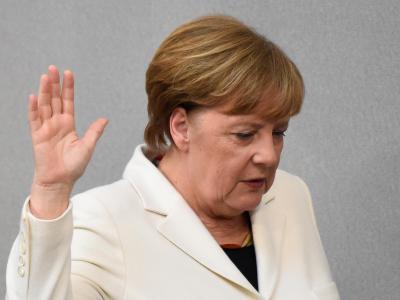 Bundeskanzlerin Angela Merkel legt ihren Amtseid vor Bundestagspräsident Schäuble ab. Foto: Gregor Fischer Eid ablegen