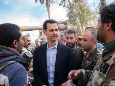 Syriens Präsident Assad bei einem Besich der Regierungstruppen in der umkämpften Region Ost-Ghuta bei Damaskus. Assad besucht Truppen