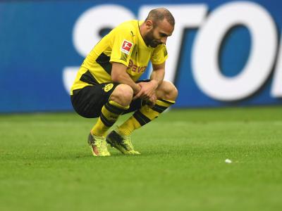 Der Dortmunder Ömer Toprak lässt nach dem 0:2 auf Schalke den Kopf hängen. Foto: Ina Fassbender Niedergeschlagen
