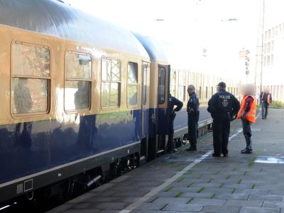 Polizisten stehen auf dem Bahnhof in Mönchengladbach. In dem Sonderzug befanden sich Fans auf der Rückreise vom Spiel Bayern München gegen Borussia Mönchengladbach am 14. April. Foto: Hans-Peter Reichartz Sonderzug für Fußballfans