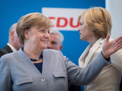 Die Bundesregierung sieht sich «auf einem guten Weg». Foto: Kay Nietfeld Merkel und Klöckner