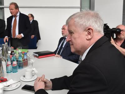Verdi-Chef Frank Bsirske (l) und Bundesinnenminister Horst Seehofer bei der Fortsetzung der Tarifverhandlungen für den öffentlichen Dienst. Foto: Bernd Settnik Tarifverhandlungen