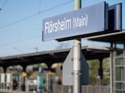 Das Opfer des Übergriffs wurde von der Polizei in dem kleinen hessischen Ort Flörsheim am Bahnhof in Empfang genommen und in eine Wiesbadener Klinik gebracht. Bahnhof Flörsheim