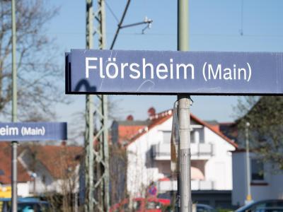 Eine junge Frau soll in einem Fußball-Sonderzug sexuell missbraucht worden sein. An der Haltestelle Flörsheim war sie ausgestiegen. Foto: Fabian Sommer Bahnhof Flörsheim