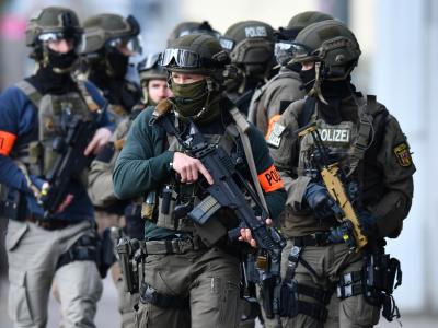 Schwer bewaffnete Beamte eines Spezialeinsatzkommandos. Foto: Uwe Anspach/Illustration Spezialeinsatzkommando