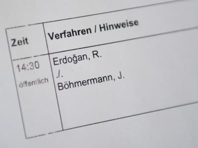 Das «Schmähgedicht» von Jan Böhmermann über den türkischen Präsidenten Erdogan bleibt in größeren Teilen verboten. Erdogan gegen Böhmermann