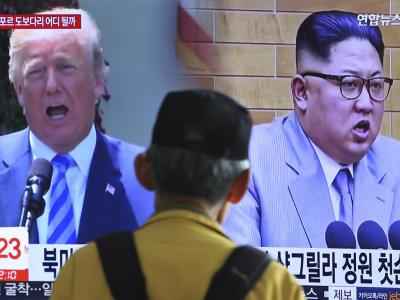 Donald Trump, Präsident der USA, und Kim Jong Un, Machthaber in Nordkorea, sind während einer Nachrichtensendung auf einem TV-Bildschirm zu sehen. Donald Trump und Kim Jong Un