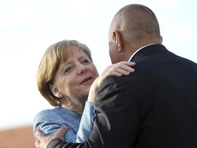 Bojko Borissow, Ministerpräsident von Bulgarien, begrüßt Bundeskanzlerin Angela Merkel (CDU) zum Treffen der EU-Staats- und Regierungschefs. Merkel in Bulgarien