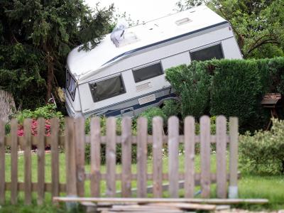 Das Unwetter hat sich nach ersten Polizeiangaben innerhalb von etwa 10 bis 15 Minuten abgespielt. Foto. Marius Becker Umgekipper Wohnwagen