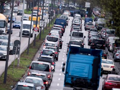 Die Einhaltung eines Grenzwertes von 40 Mikrogramm Stickoxiden pro Kubikmeter Luft ist seit 2010 überall in der EU Pflicht. Berufsverkehr in München