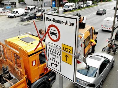 Ein Fahrverbotsschild für Fahrzeuge mit Diesel-Motoren bis Euro 5 wird in Hamburg installiert. Fahrverbot für Diesel-LKW