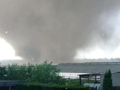 Der Tornado zieht über eine Gartenanlage im Raum Viersen hinweg. Wirbelsturm am Niederrhein