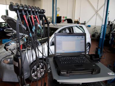 Ein Software-Update wird auf einen Volkswagen Golf mit einem 2,0-Liter-Dieselmotor geladen. Dieselaffäre