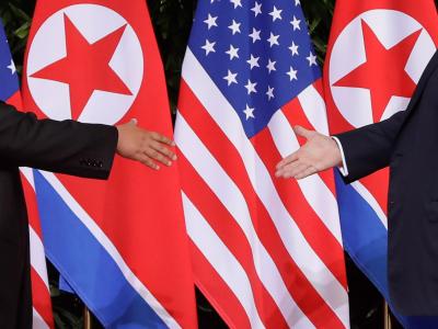 Donald Trump und Kim Jong Un reichen sich die Hände. Handschlag