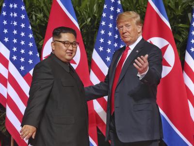 Trump (r) dankte Kim für dessen «wagemutigen ersten Schritt zu einer neuen hellen Zukunft» für sein Volk. Treffen in Singapur