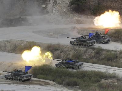 Südkoreanische und US-amerikanische Panzer bei einem Manöver auf dem Seungjin Fire Training Field in Pocheon nahe der Grenze zu Nordkorea. Militärmanöver