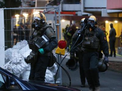 Spezialkräfte in Schutzanzügen stürmten die Wohnung. Einsatz in Chorweiler