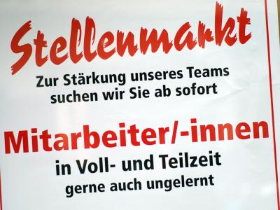 Jobangebote in Voll- und Teilzeit im Schaufenster einer Metzgerei in München. Stellenangebote