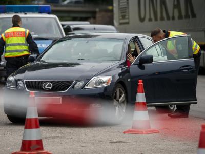 Polizisten kontrollieren an der Grenze bei Bad Reichenhall ein Fahrzeug, in dem sie eine unerlaubt eingereiste Frau und ein Mädchen aus Syrien gefunden haben. Schleuser