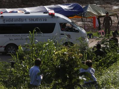 Ein Rettungswagen verlässt das Einsatzgebiet an der Höhle. Höhlendrama Thailand