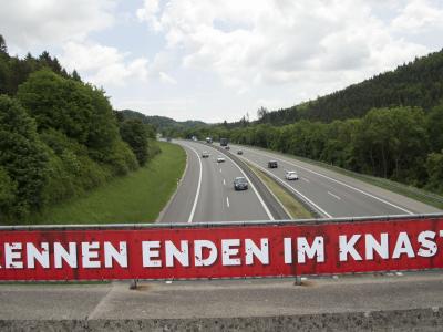 Ein Banner mit der Aufschrift Illegale Autorennen