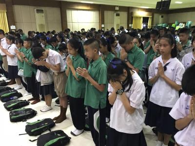 Schüler beten in der Mae Sai Prasitsart School in Chiang Rai, die sechs der zwölf geretteten Jungen besuchen. Dankbare Mitschüler